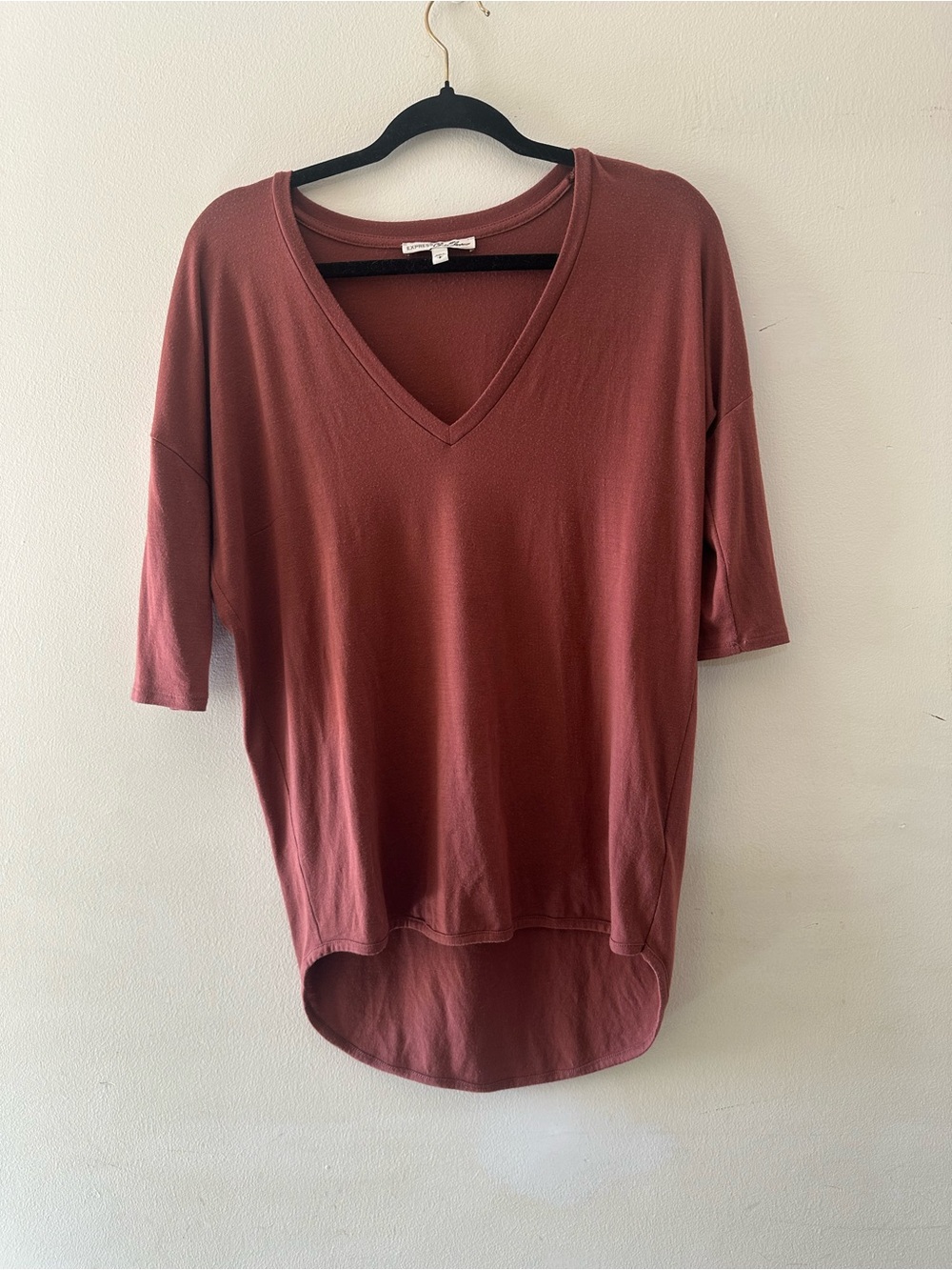 Express V-Neck Short Sleeve Tee in Mauve